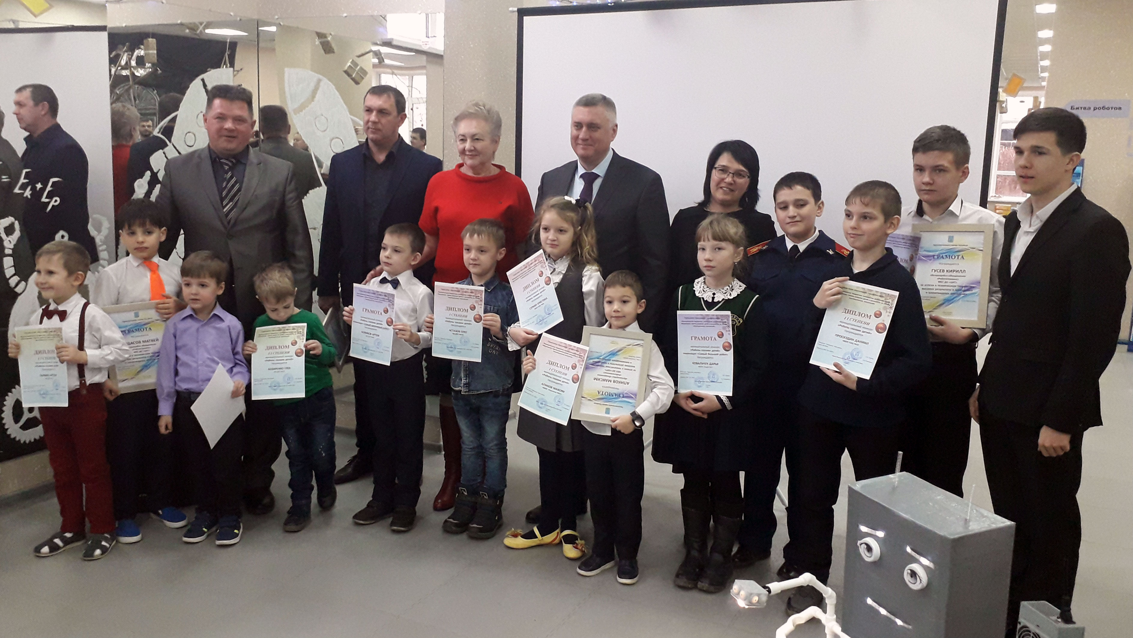 Геннадий Павлятенко наградил юных батайских изобретателей