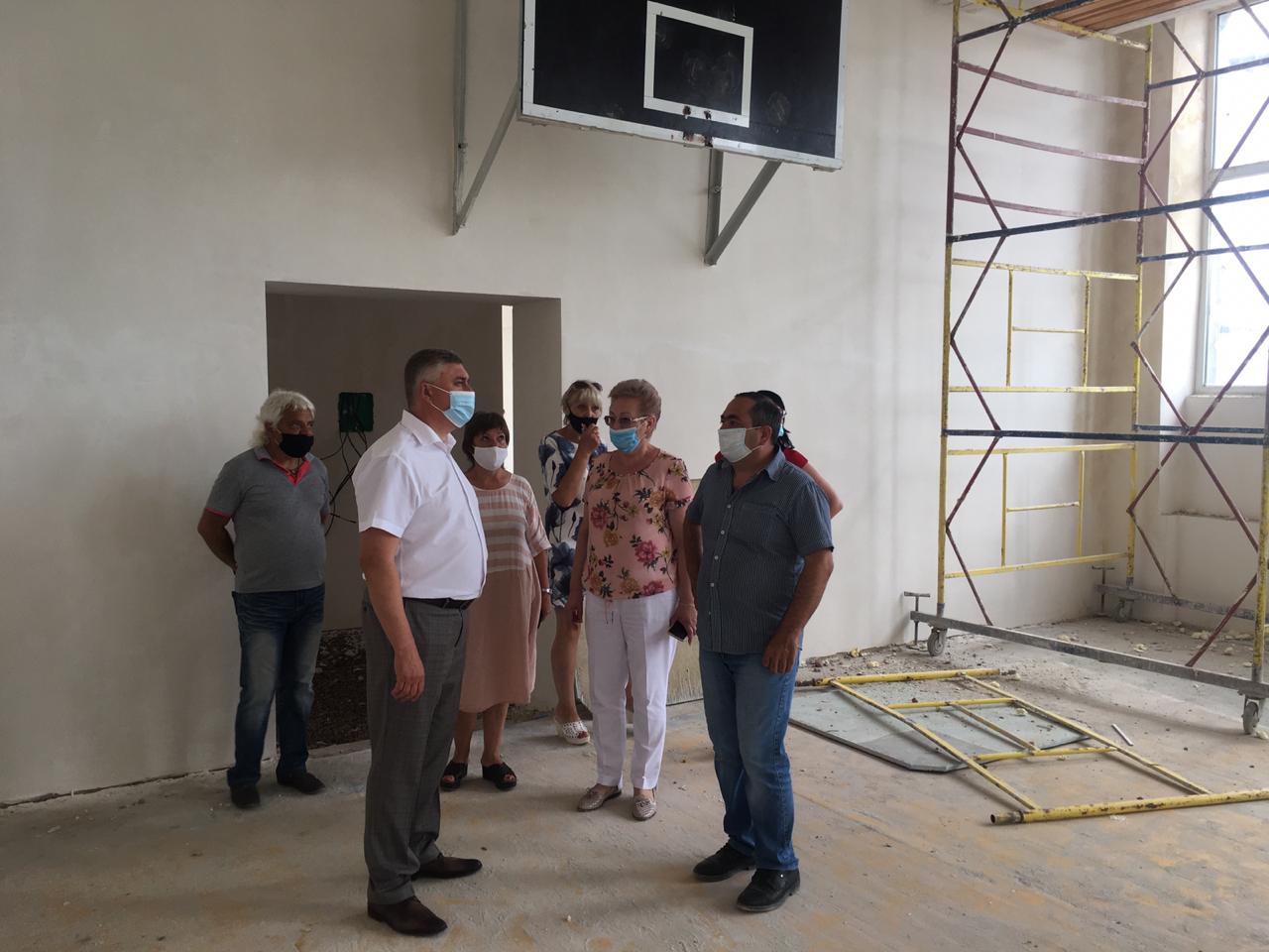 Глава Администрации города Батайска Геннадий Павлятенко оценил ход работ по капитальному ремонту школ и детских садов города