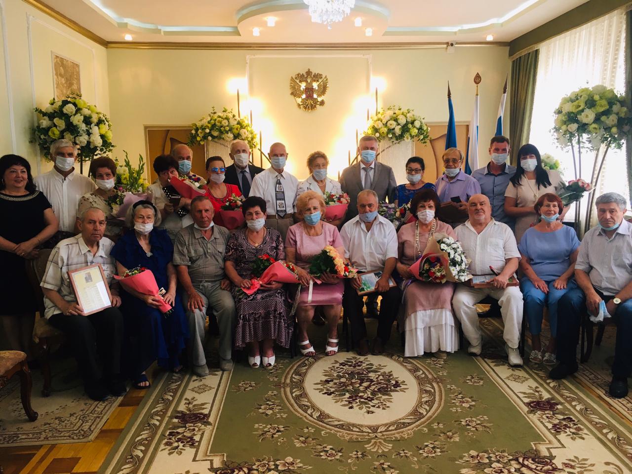 В Батайске чествовали семейные пары, встретившие бриллиантовый, изумрудный, золотой, серебряный юбилей совместной жизни