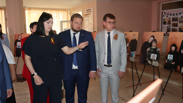 В Городском культурно-досуговом центре открылась фотовыставка «Семья Героя»