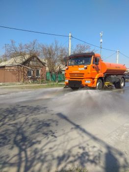 Продолжается ежедневная обработка улиц и общественных пространств в городе Батайске. 