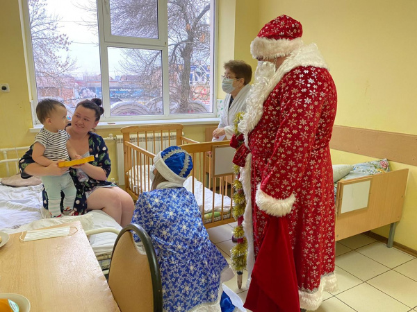 Детям, проходящим стационарное лечение в Центральной городской больнице, вручили подарки к Новому году
