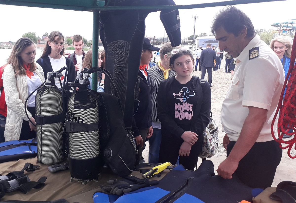 В Батайске прошли показательные выступления спасателей