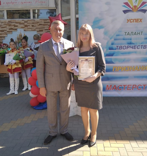 Глава Администрации города Геннадий Павлятенко вручил награды педагогам Батайска