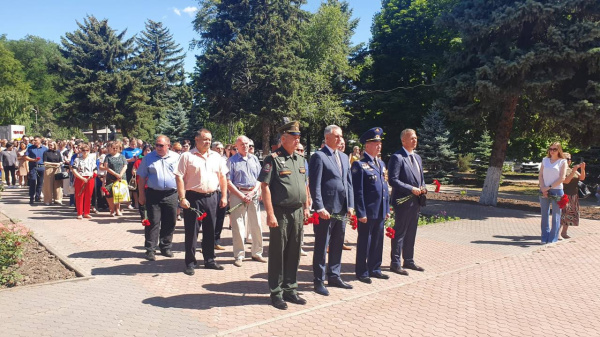 В Батайске возложили цветы к мемориалу "Клятва поколений"