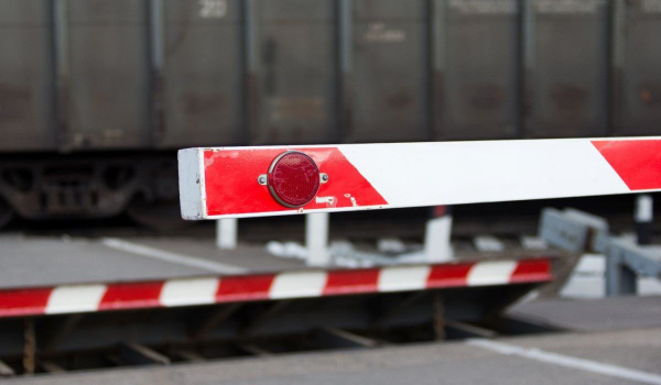 На железнодорожном переезде в Батайске по улице Промышленной временно ограничат движение автотранспорта