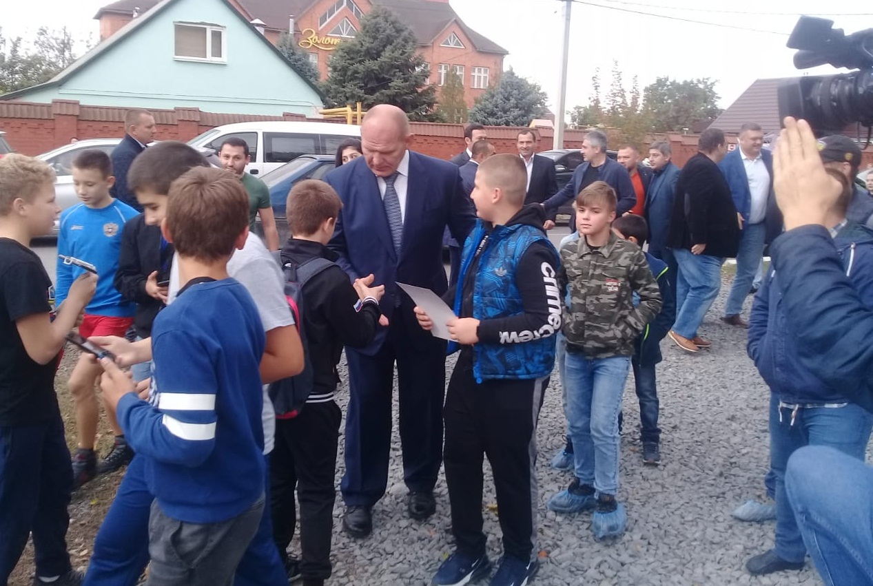 Герой России Александр Карелин принял участие в открытии борцовского зала в Батайске