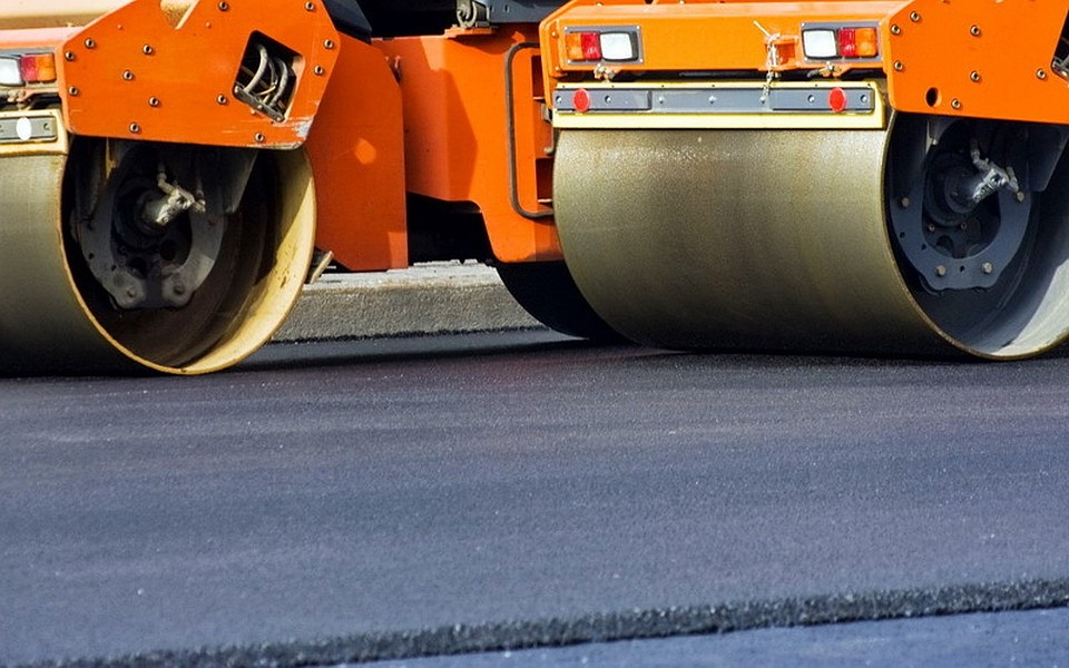 В рамках нацпроекта «Безопасные и качественные дороги» новый асфальт появится на улицах Сальской и Горького