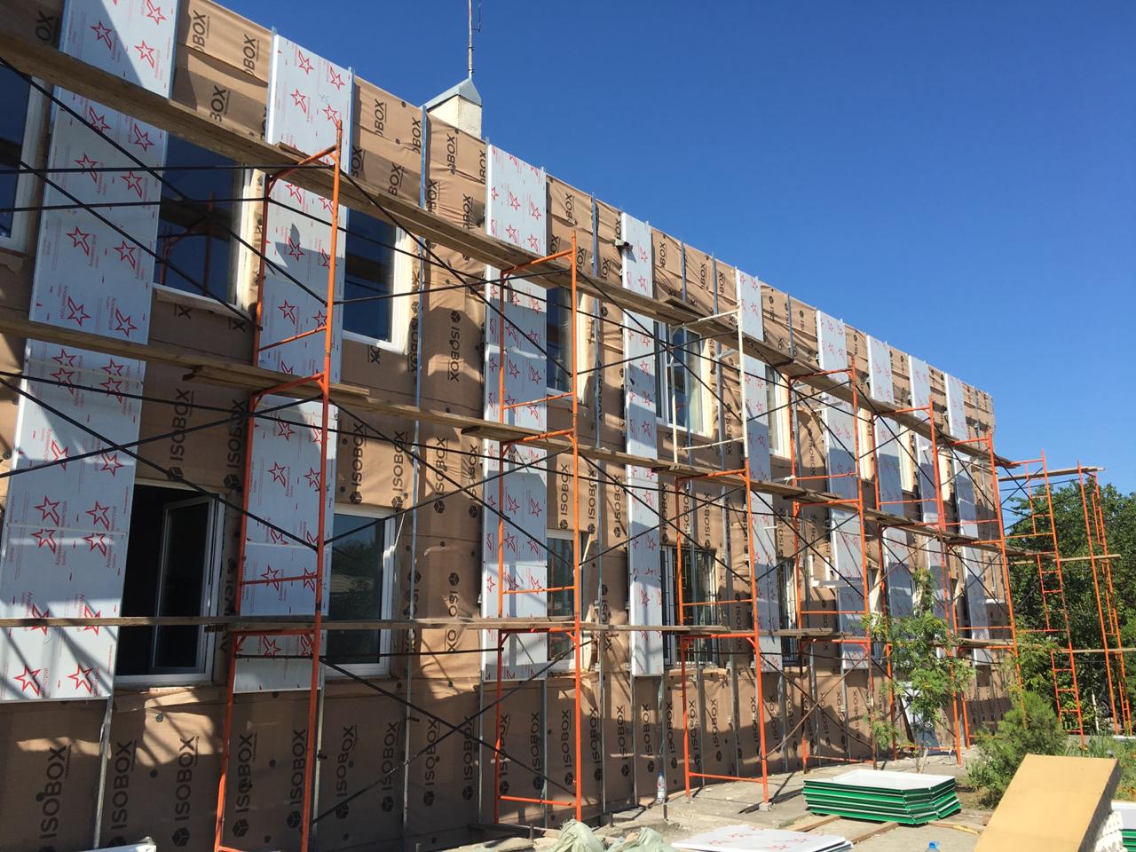 Геннадий Павлятенко оценил ход работ по капитальному ремонту детской поликлиники в Западном Батайске