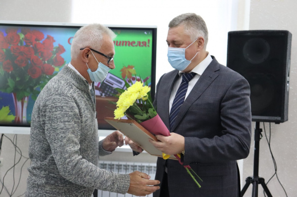 В Батайске поздравили педагогов