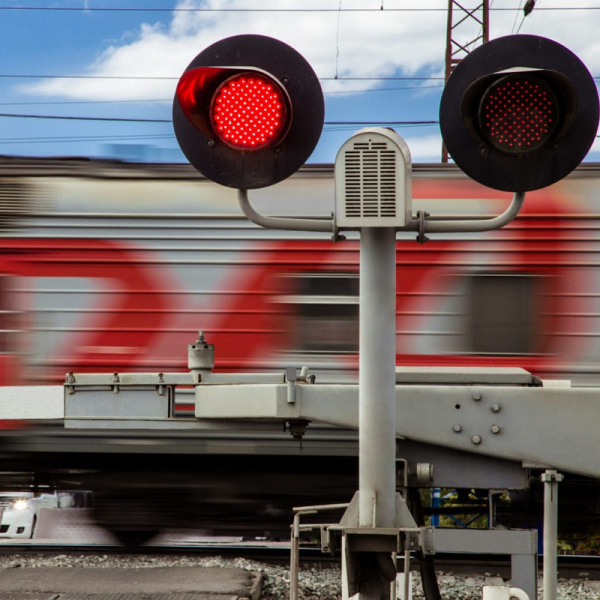 На железнодорожном переезде в Батайске по Самарскому шоссе частично ограничат движение транспорта
