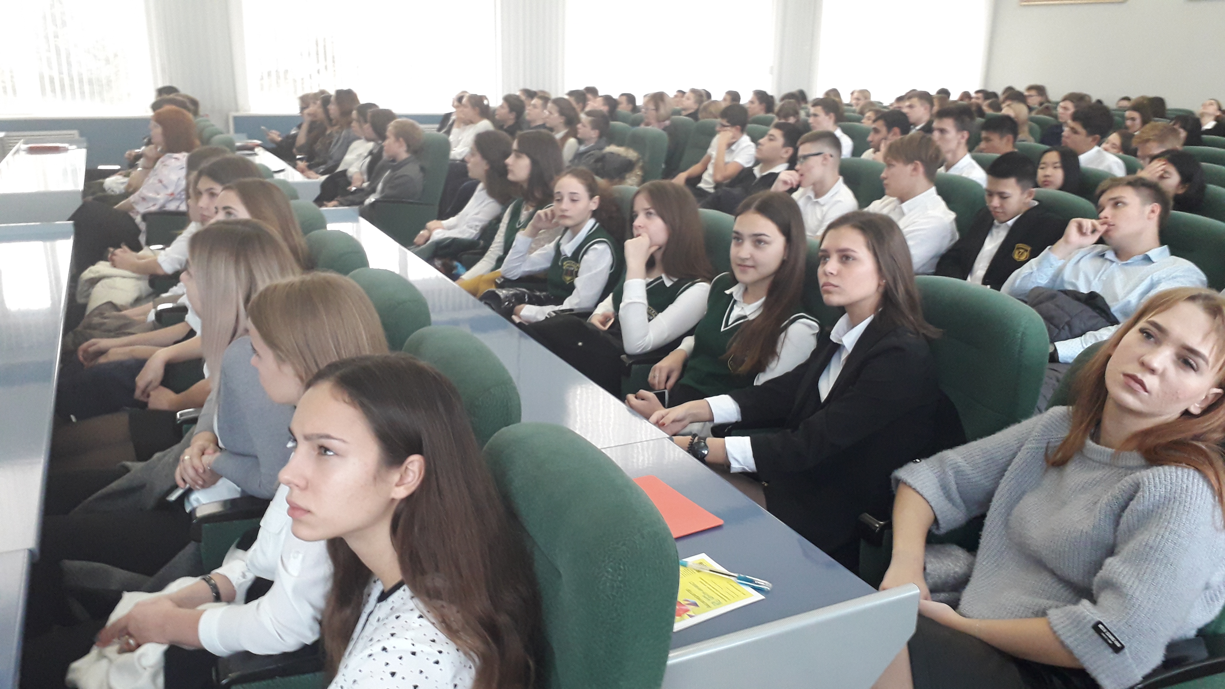 Около 200 батайских школьников приняли участие в "Едином открытом уроке по предпринимательству для молодёжи"