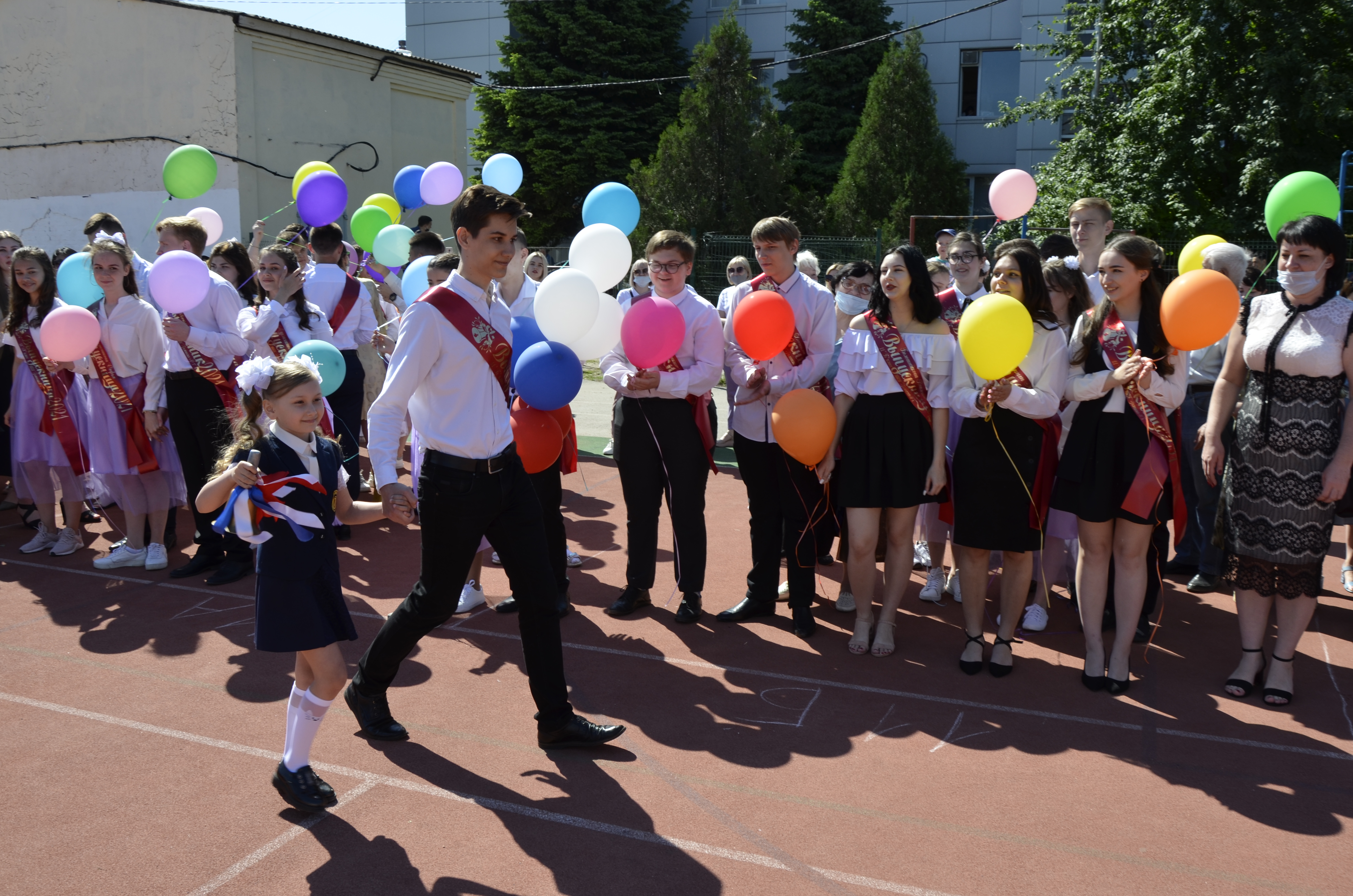 Сегодня в Батайске «Последний звонок» прозвенел для 1693 выпускников 9 и 11 классов