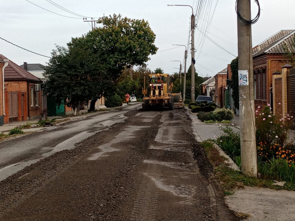 В Батайске продолжается ремонт дорог