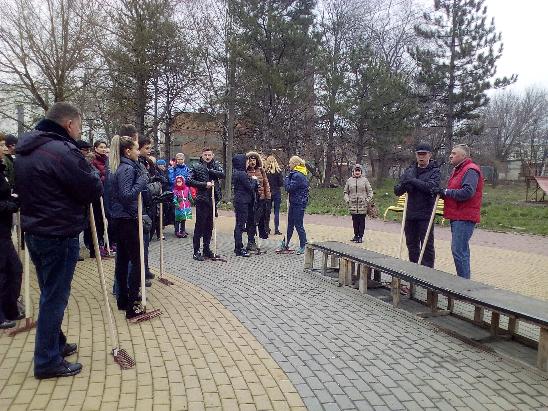 В Батайске проходит субботник по благоустройству