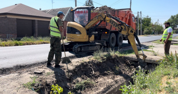 В Батайске приступили к масштабной работе по расчистке водоотводных каналов.