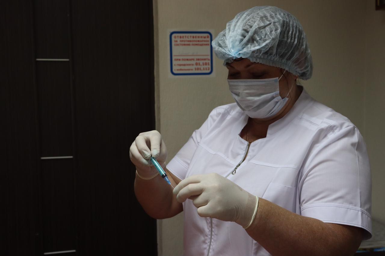 Выездная бригада врачей провакцинировала работников Центрального рынка города Батайска  