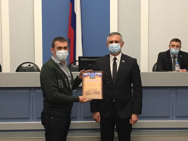 На заседании Батайской городской Думы наградили добровольцев общества «Двуглавый орел»