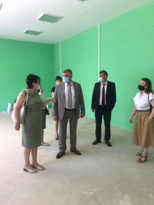 Глава Администрации проверил ход ремонтных работ в детской библиотеке