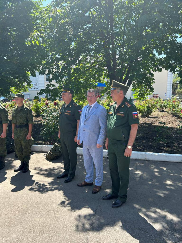 В Батайске со сборного пункта призывники направились к местам несения службы