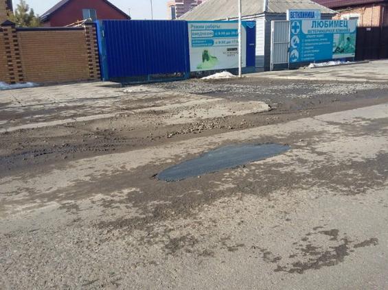 В Батайске продолжается ямочный ремонт дорог литым асфальтом 