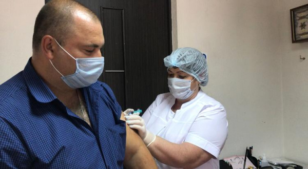 Выездная бригада врачей провакцинировала работников Центрального рынка города Батайска  