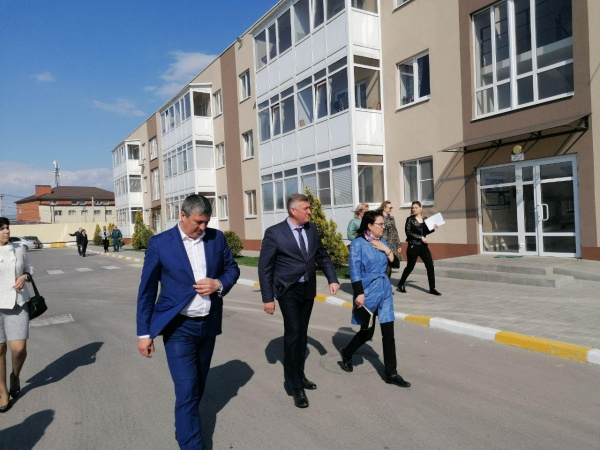 Геннадий Павлятенко осмотрел квартиры, предназначенные для детей сирот