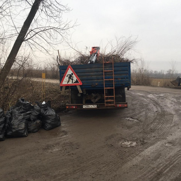 Геннадий Павлятенко проконтролировал ход ликвидации свалочных очагов на южном въезде в Батайск