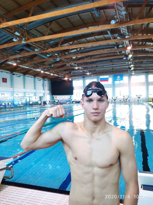 Батайчане выполнили нормативы кандидатов в мастера спорта по плаванию на окружном чемпионате