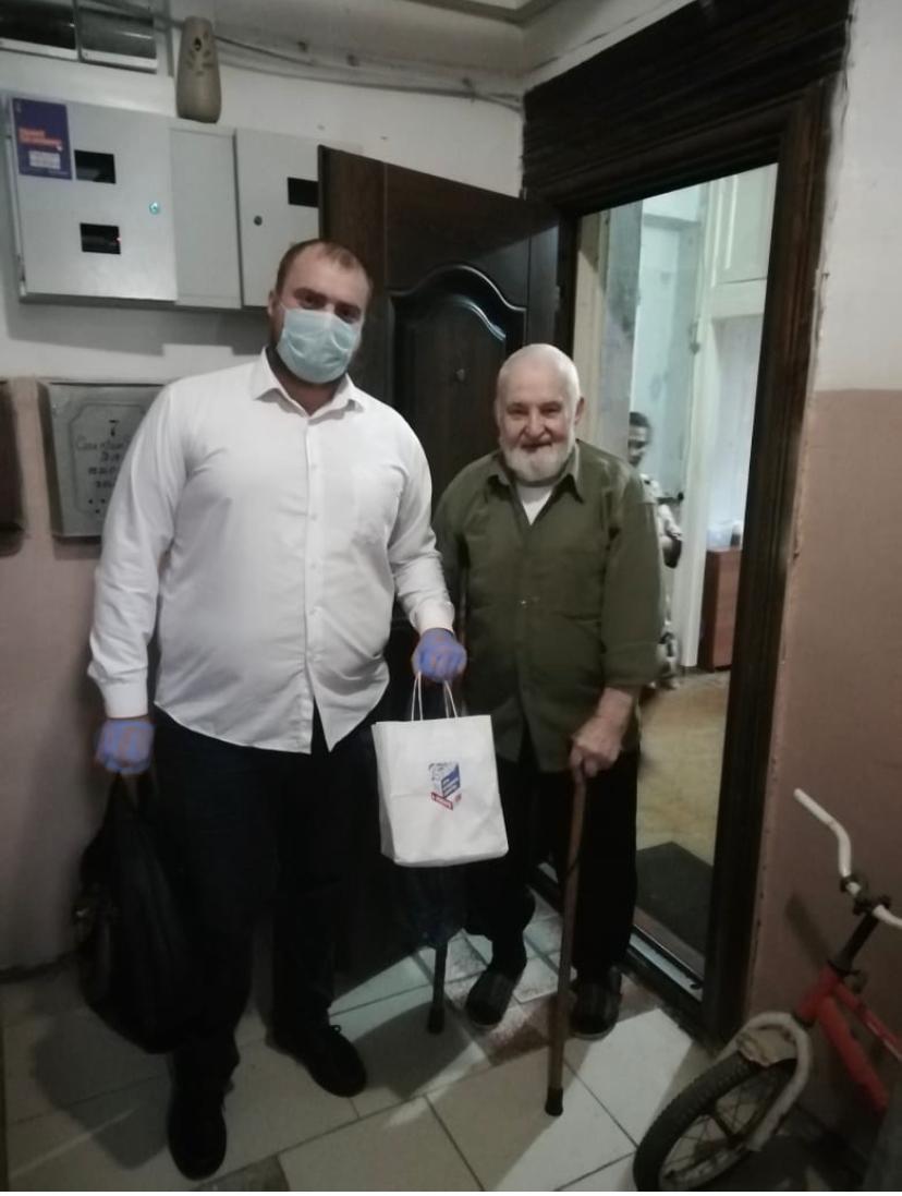 Добровольцы Батайска вручили ветеранам памятные подарки и продуктовые наборы ко Дню народного единства