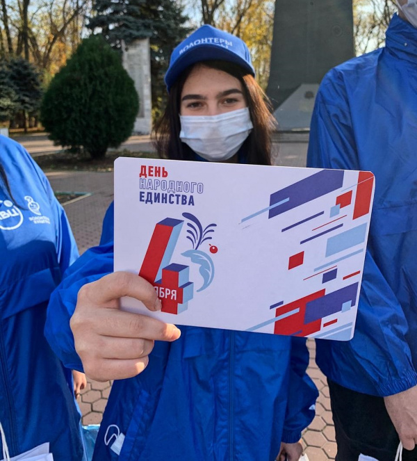 Добровольцы Батайска вручили ветеранам памятные подарки и продуктовые наборы ко Дню народного единства