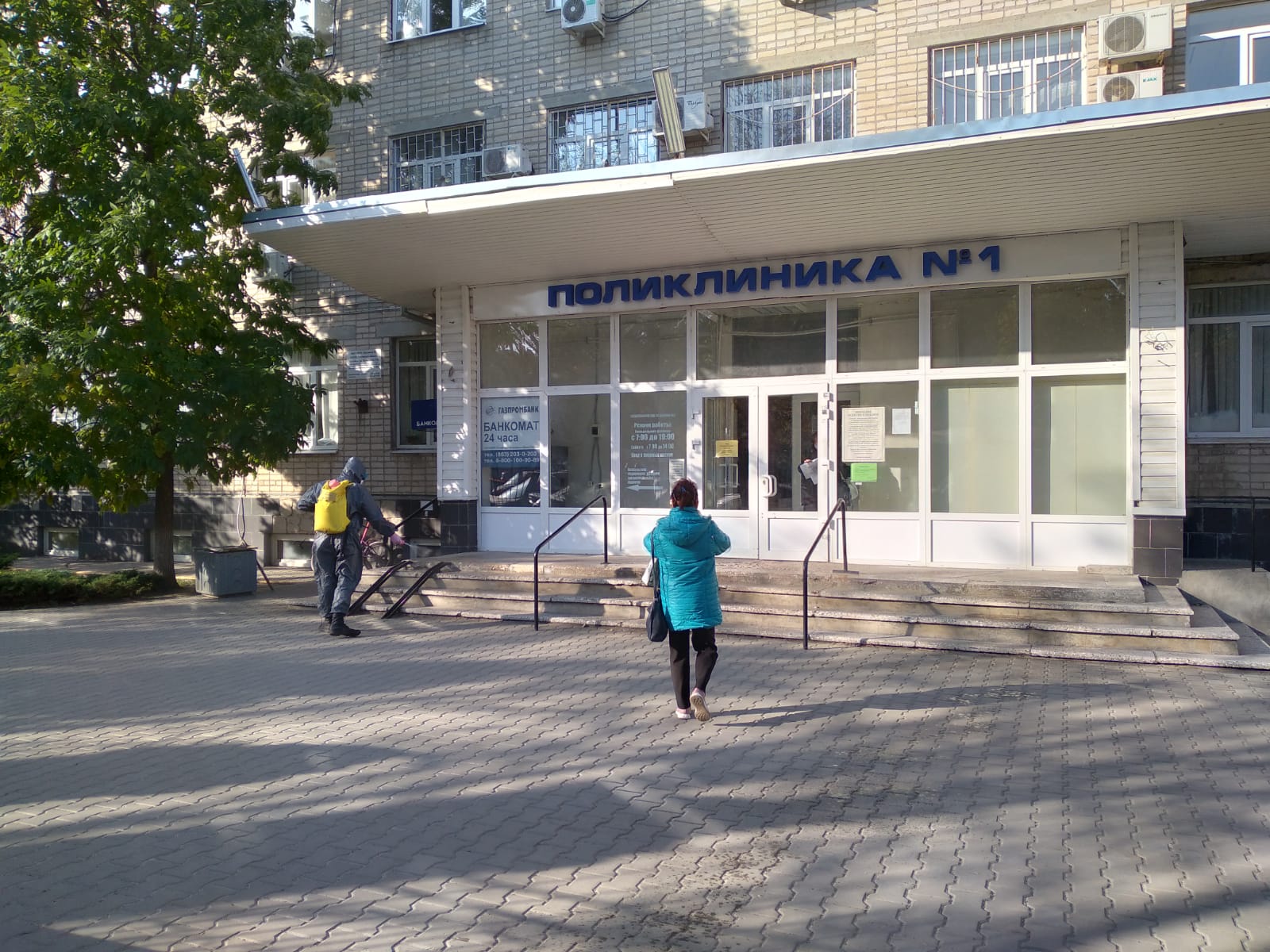 В Батайске продолжается дезинфекция общественных мест и прилегающих территорий⁣