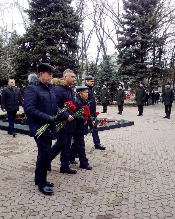 В день освобождения Батайска жители города возложили цветы к мемориалу "Клятва поколений" 