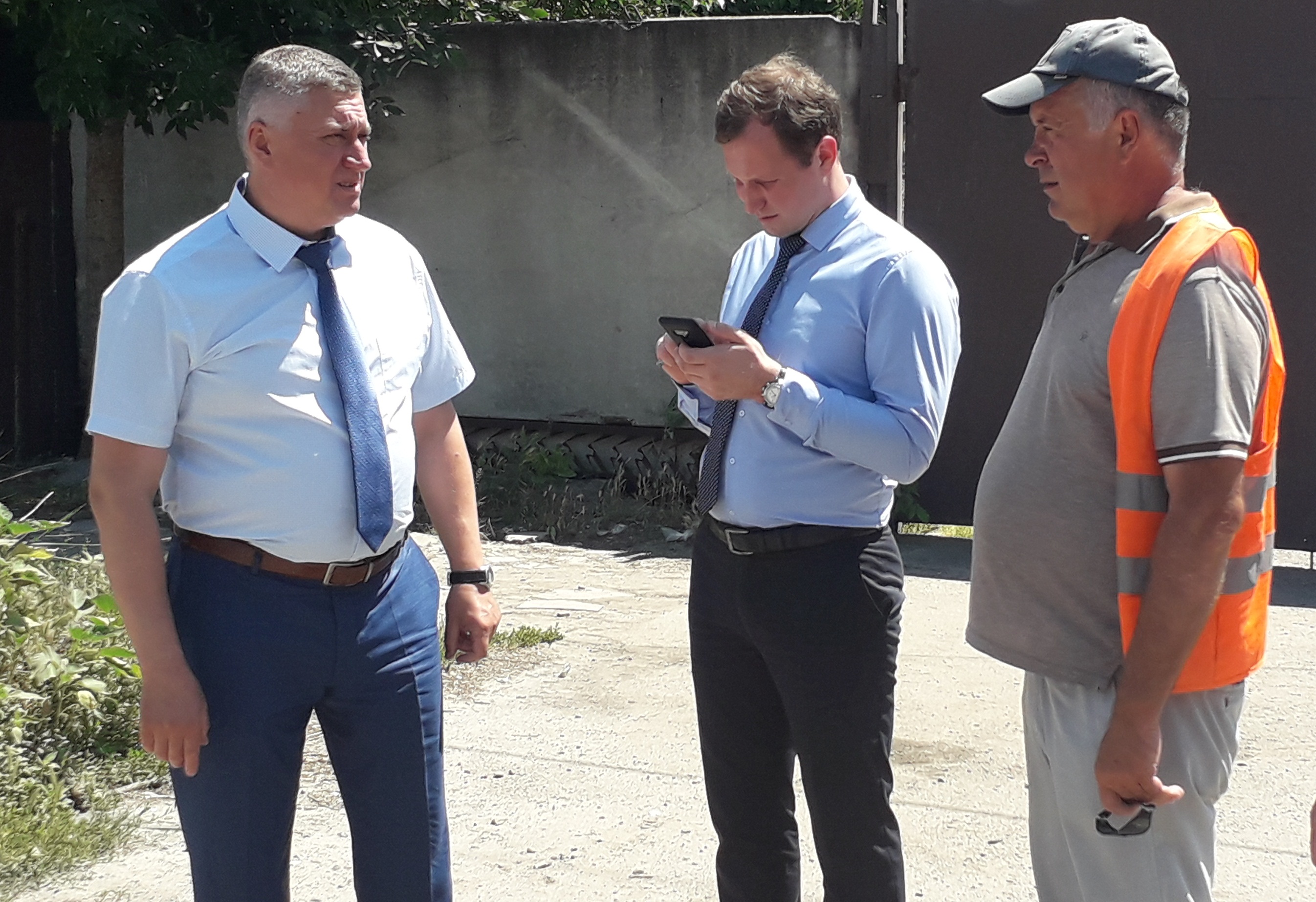 Геннадий Павлятенко проверил ход ремонтных работ на дорогах в Авиагородке