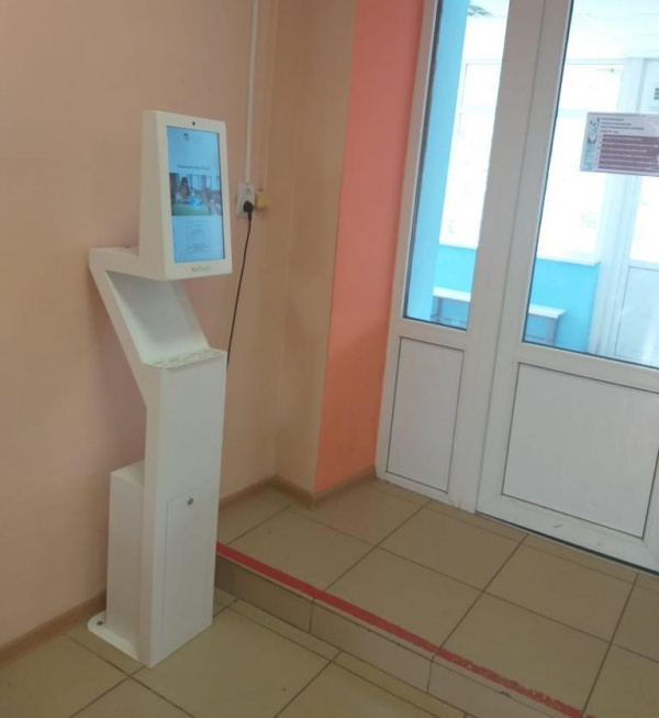 Все школы Батайска получили комплексы для дезинфекции рук и термометрии