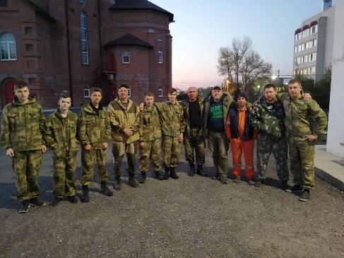 Казаки и кадеты Батайска помогли благоустроить территорию Николо-Матроновского храма