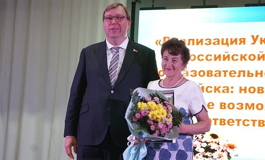 Председатель областного Заксобрания Александр Ищенко и глава Администрации Батайска Геннадий Павлятенко наградили педагогов города