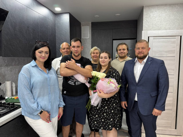 Глава города Батайска Валентин Кукин навестил ветерана специальной военной операции и его семью в преддверии праздника