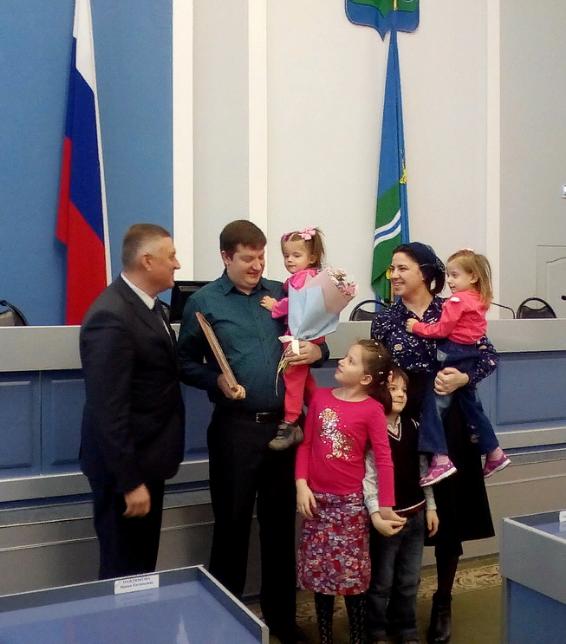 Молодые семьи Батайска получили сертификаты на покупку жилья