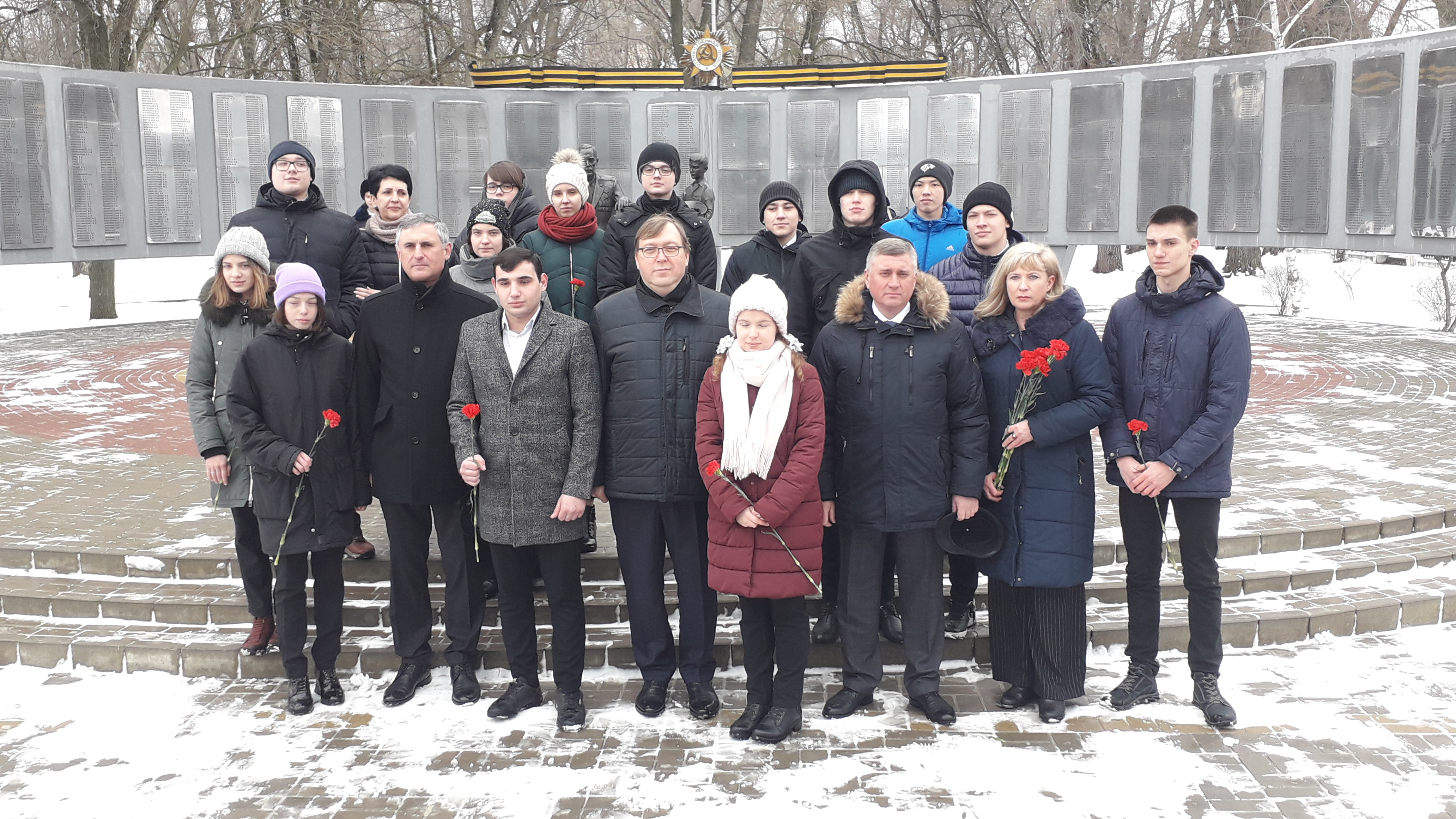 Александр Ищенко и Геннадий Павлятенко почтили память освободителей Батайска в годы Великой Отечественной войны