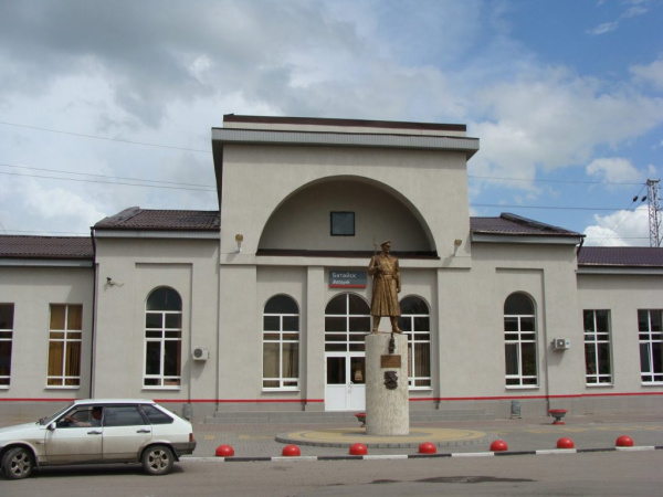 Батайчанам напоминают о соблюдении правил безопасности около железнодорожной станции 