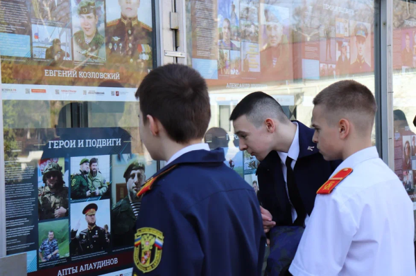 В Батайске начала работать фотовыставка «Герои и подвиги»