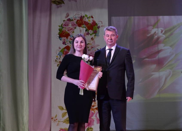 Роман Волошин поздравил батайчанок с наступающим праздником