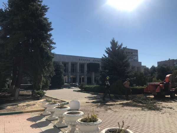 В городском парке продолжается уборка